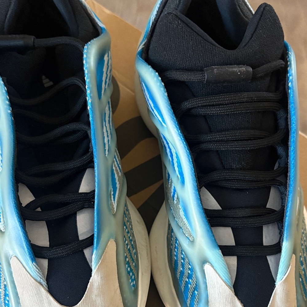 Yeezy 700 - Picture 3 of 10